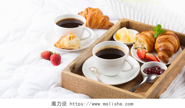 装在盘子里的健康早餐早上早餐在床上与咖啡